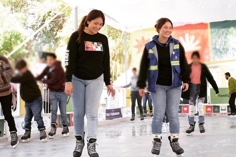 Cientos de familias disfrutan pista de hielo en Tequisquiapan.