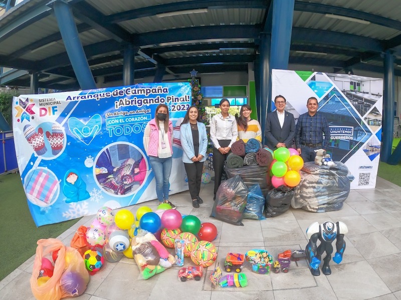 DIF Pinal de Amoles recibe donación de cobijas y juguetes de la Universidad Cuauhtémoc