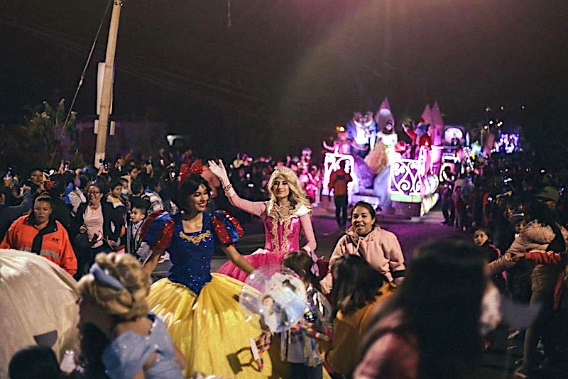 Desfile Navideño en Tequisquiapan congrega más de 15 asistentes.