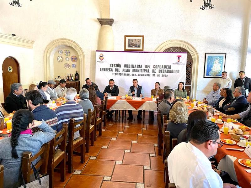 Entrega Toño Mejía el Plan Municipal de Desarrollo de Tequisquiapan.
