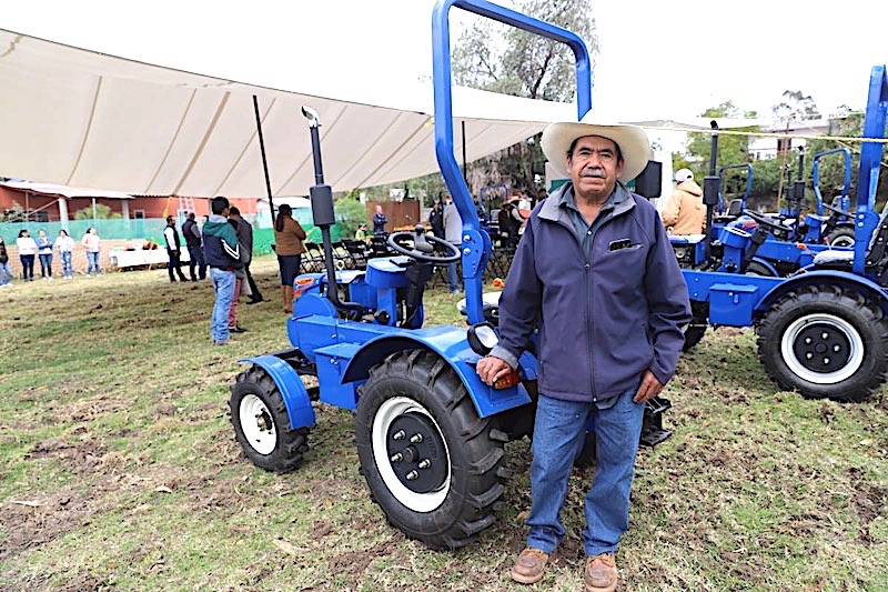 Entregan 9 tractores y equipamiento a productores del campo de Huimilpan