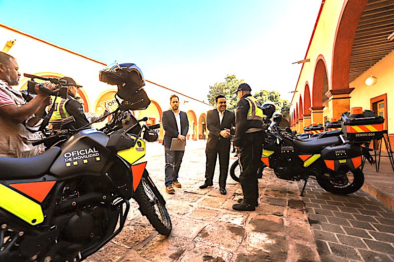 Entregan motocicletas y equipamiento de seguridad a oficiales de Movilidad en la Capital de #Querétaro. Se realiza una inversión de 3.4 millones de pesos.
