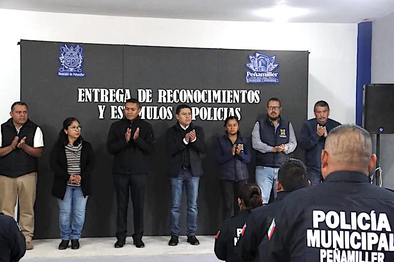 Juan Carlos Linares entrega reconocimientos y estímulos económicos a policías de Peñamiller.