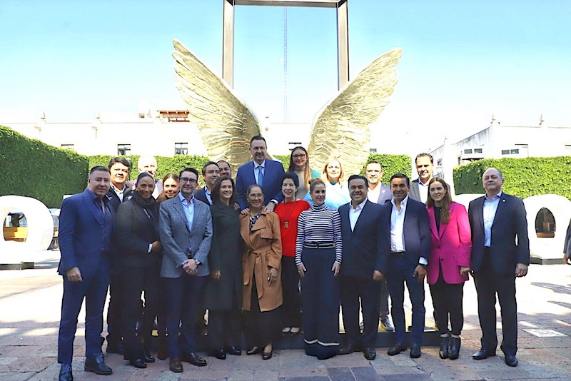 Luis Nava acude a la inauguración de la exhibición Alas de México.