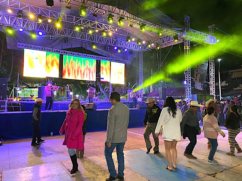 Lupita Ramírez Plaza clausura Fiestas Tradicionales en Ahuacatlán en honor a la Virgen de Guadalupe.