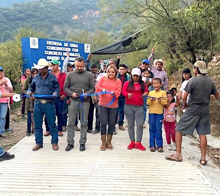 Lupita Ramírez Plaza entrega rampa de concreto en Río Escanela.