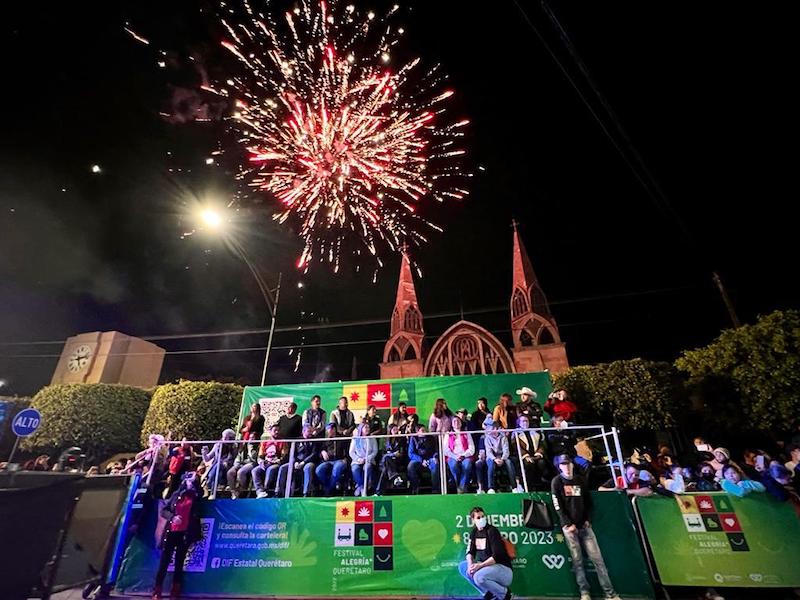 Más de 10 mil familias disfrutan del Mega Desfile Navideño en Pedro Escobedo.