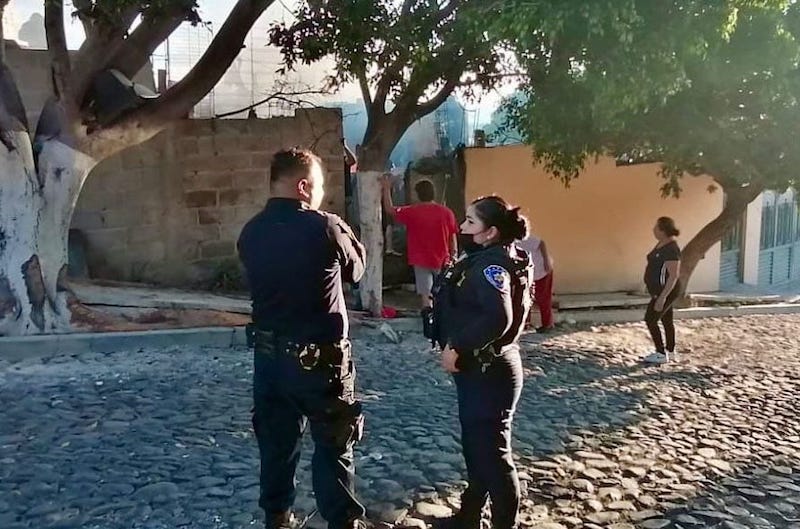 Policías de Querétaro auxilian a persona adulta mayor que se encontraba en vivienda en llamas