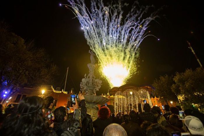 Prenden fuego al Árbol de la Navidad monumental en la Capital de Querétaro; el responsable fue detenido.