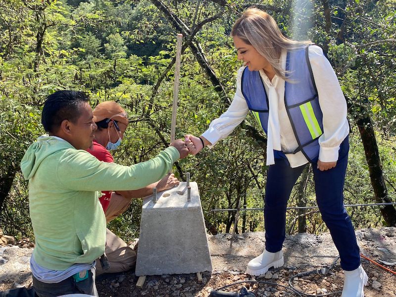 Supervisa Lupita Ramírez andador peatonal rumbo al panteón en Pinal de Amoles