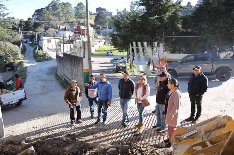 Supervisa Lupita Ramírez construcción de tanque de agua en La Escondida, Pinal de Amoles.