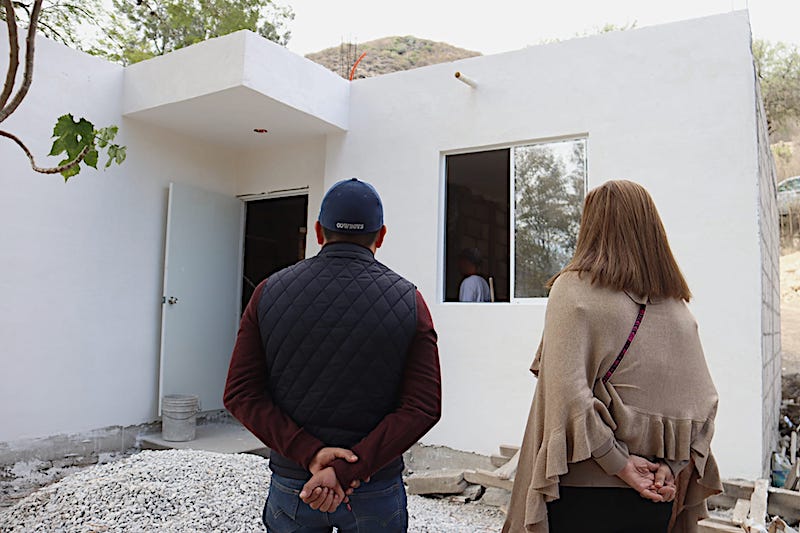 Supervisan construcción de viviendas para familias de Peñamiller.