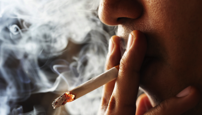 Con nuevo reglamento de ley de salud en México, se impide fumar en terrazas y exhibir cigarros