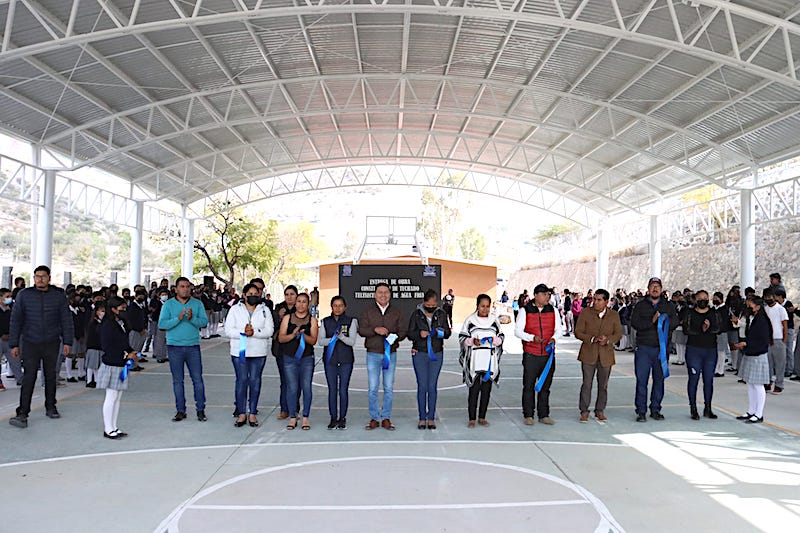 Entrega Juan Carlos Linares techumbre en TV Secundaria de Agua Fría.