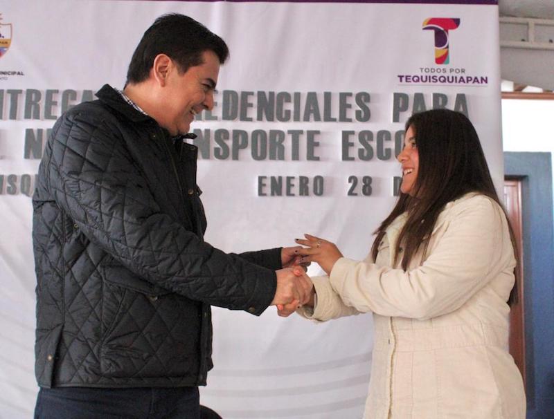 Entrega Toño Mejía Lira 243 tarjetas de transportes escolar universitario.