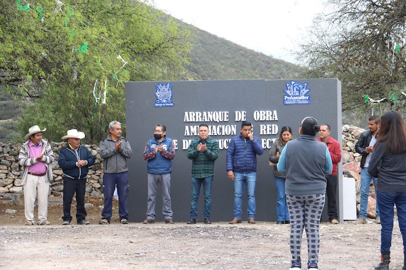 Juan Carlos Linares encabeza inicios de obras de electrificación en Camargo.