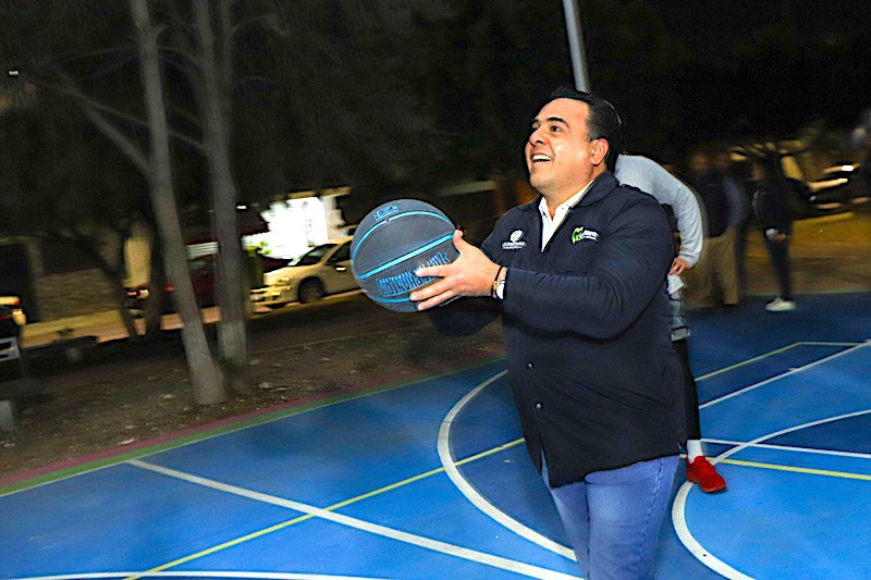 Luis Nava entrega rehabilitación de parque central en Lomas de El Marqués; se invierten 11 mdp