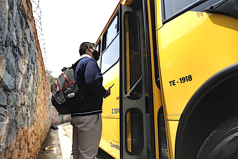 Trasladan a casi 5 mil estudiantes a sus escuelas en Querétaro Capital.