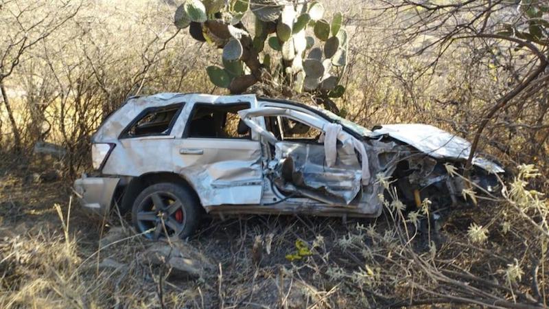 Camioneta vuelca y cae a barranco en Huimilpan deja una persona muerta y otra herida.