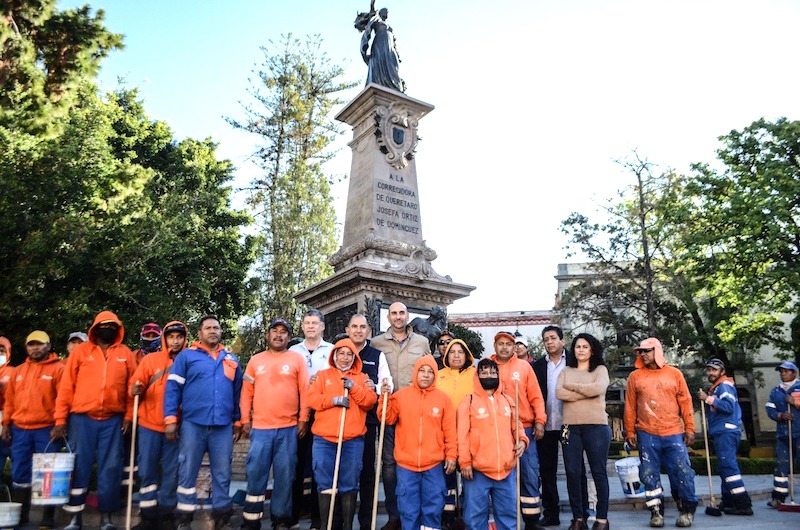 Dan limpieza al Centro Histórico de Querétaro.