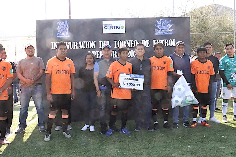 Entrega Juan Carlos Linares Aguilar kits deportivos y apoyos económicos a equipos de fútbol.