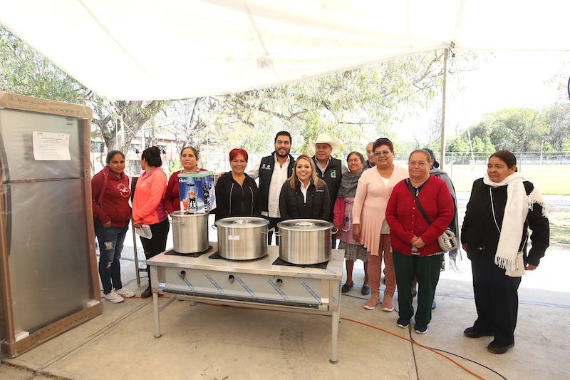 Entregan mobiliario para Desayunos Escolares a sistemas DIF de 18 Municipios de Querétaro.