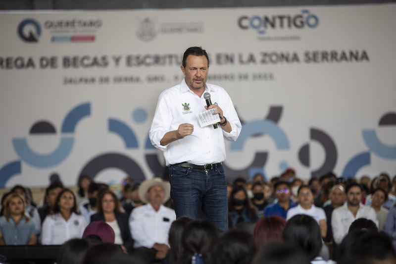 Gobernador Mauricio Kuri entrega escrituras y Becas Educativas en la zona serrana de Querétaro