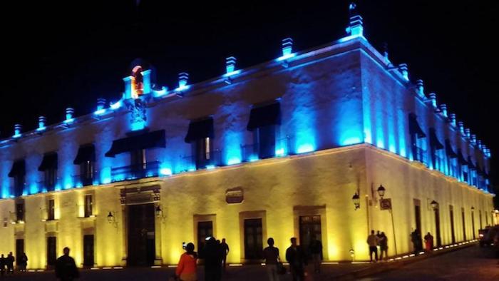 Iluminan Palacio de la Corregidora en Querétaro en solidaridad con Ucrania.