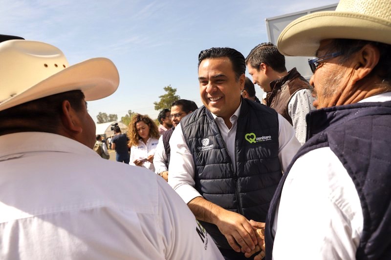 Luis Nava acompaña a Mauricio Kuri en la entrega de apoyos por sequía a 14 mil productores queretanos