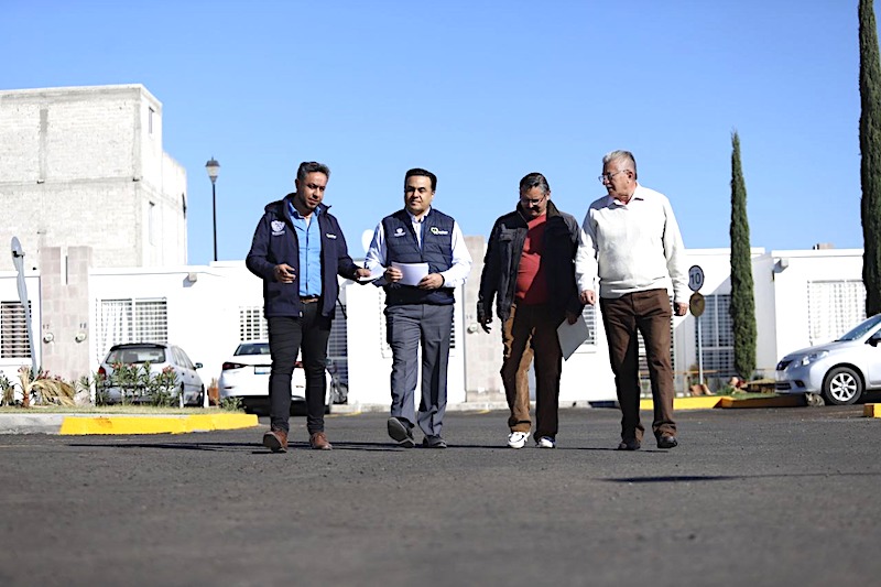 Luis Nava recorre condominio Pampas y supervisa obras de pavimentación