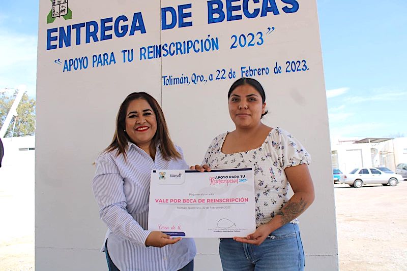 #Educación La Alcaldesa de #Tolimán, Lupita Alcántara Santiago, entregó apoyos económicos -de manera simbólica- para el pago de la cuota por reinscripción de 143 alumnos universitarios y de bachillerato.