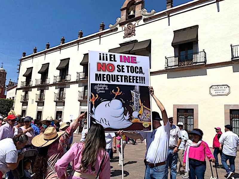 Miles defienden al INE desde Plaza de Armas, Querétaro