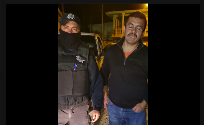 Roban camioneta en Escolásticas, Pedro Escobedo; es recuperada por policías municipales.