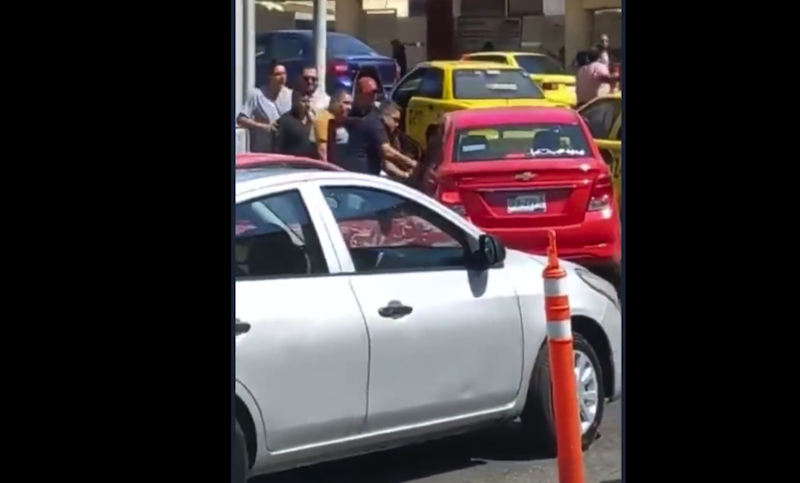 Sancionarán a taxista agresor de Uber en Central de Autobuses de Querétaro.