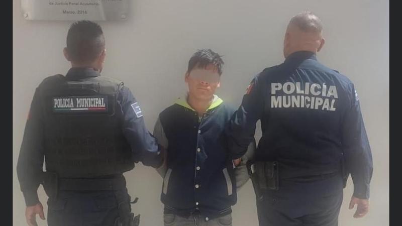 Sujeto detenido por robar celular en tianguis de Pedro Escobedo.