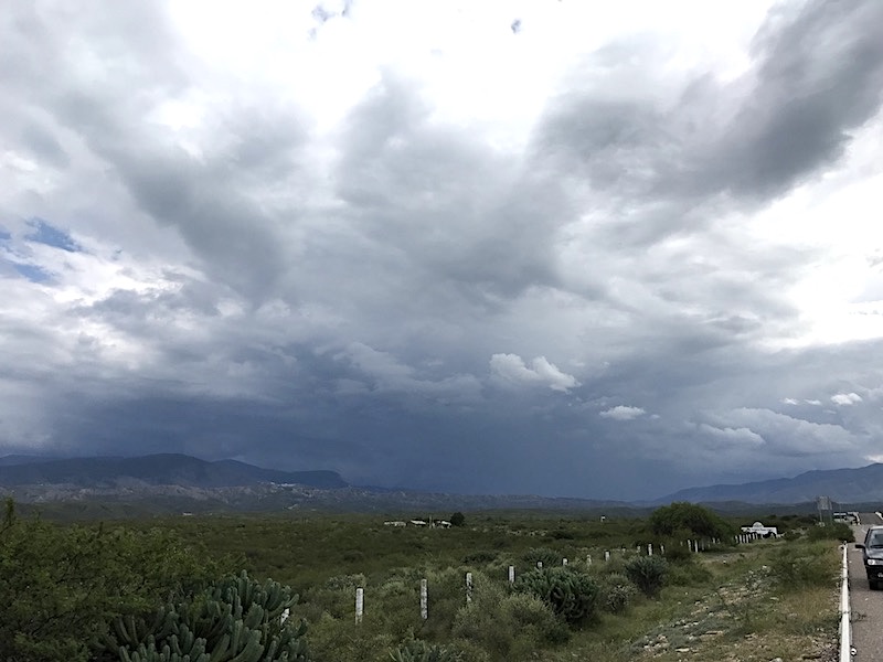 Al menos en 12 estados prevén lluvias, descargas eléctricas y granizadas.