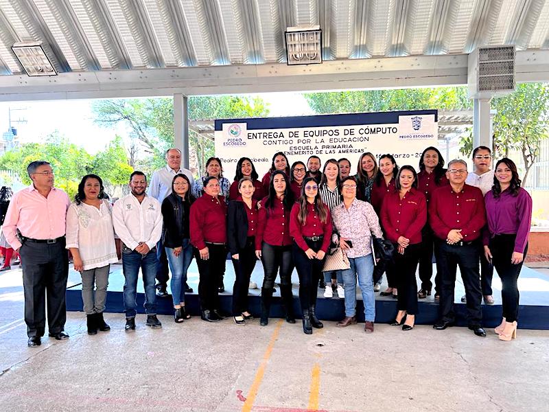 Pedro Escobedo: Araceli Olvera entrega 10 computadoras en primaria Benemérito de las Américas.