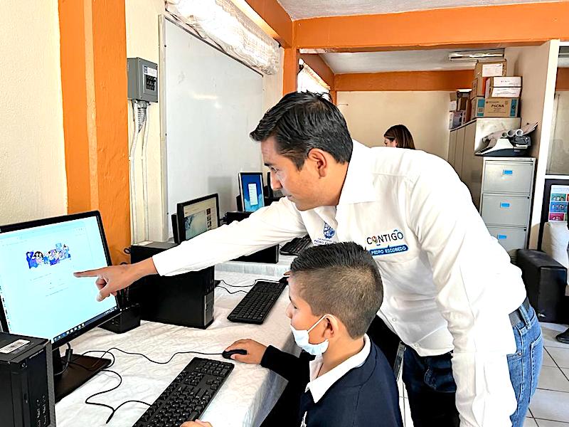 Entrega Amarildo Bárcenas 15 computadoras a escuelas de Pedro Escobedo.