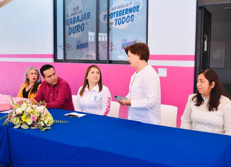 Entrega Araceli Olvera prótesis mamarias a mujeres escobedenses.