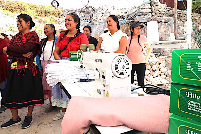 #PorSiNoLoViste El DIF Estatal y la Casa Queretana de las Artesanías entregan herramientas de trabajo a mujeres indígenas de #Tolimán, para que puedan desarrollar productos, con una inversión de 1 millón de pesos.