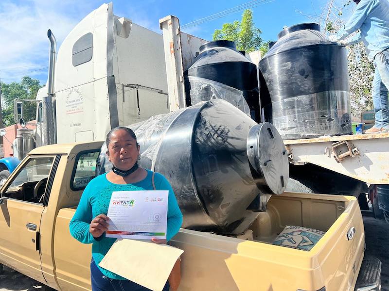 Gobierno de Manuel Montes continúa la entrega de material para construcción en Galeras, Colón.