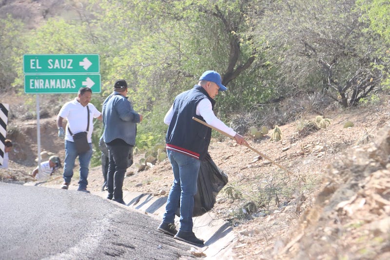 Juan Carlos Linares encabeza jornada de limpieza de vialidades en Peñamiller.