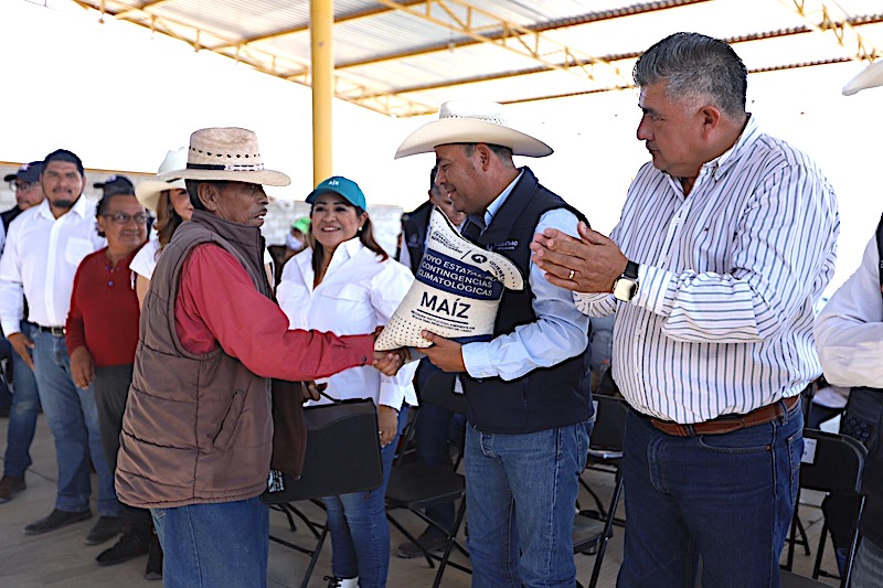 Lupita Alcántara atestigua entrega de 28 toneladas de maíz a productores de Tolimán.