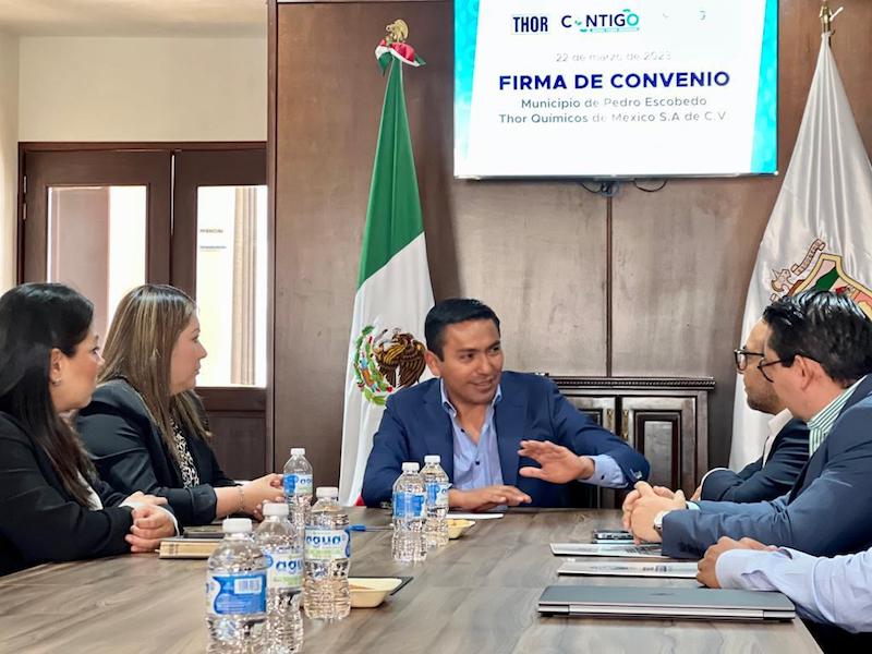 Pedro Escobedo y Thor Químicos firman convenio de colaboración en materia ambiental
