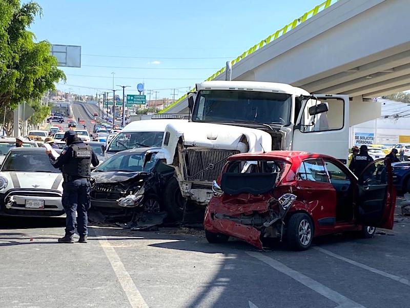 Pipa embiste 10 vehículos en Santa Bárbara, Corregidora.