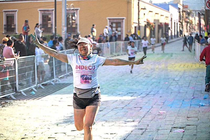 Realizan en El Marqués Carrera de Colores; participan 1,300 mujeres.