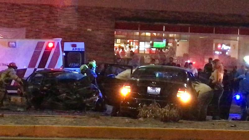 Aparatoso choque en Paseo Constituyentes deja 2 jóvenes muertos y 4 heridos.