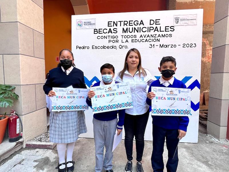 Araceli Olvera Reyes entrega 226 becas Innovación y Desarrollo en la Educación.