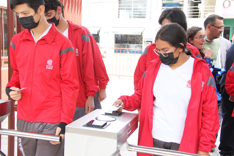 COBAQ instala torniquetes para acceso y salida de comunidad Educativa para mejorar seguridad.