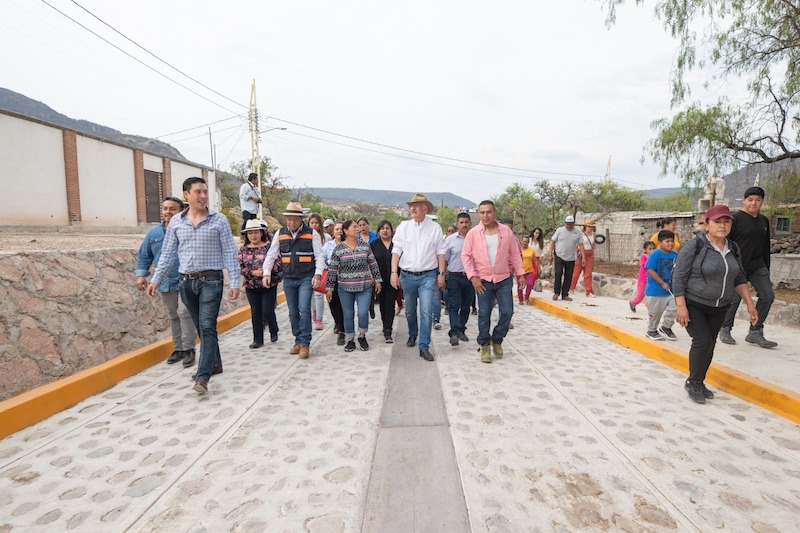 Enrique Vega Carriles entrega obras de infraestructura en Los Pocitos y Agua Azul por 38 mdp.